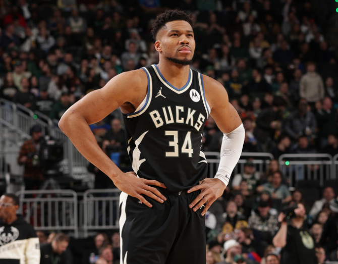 B体育-字母哥22+13+7伤退！雄鹿无缘23分逆转残阵掘金 近8战6败