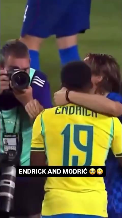 好久不见！19岁恩德里克开心抱起40岁莫德里奇，两人赛后寒暄